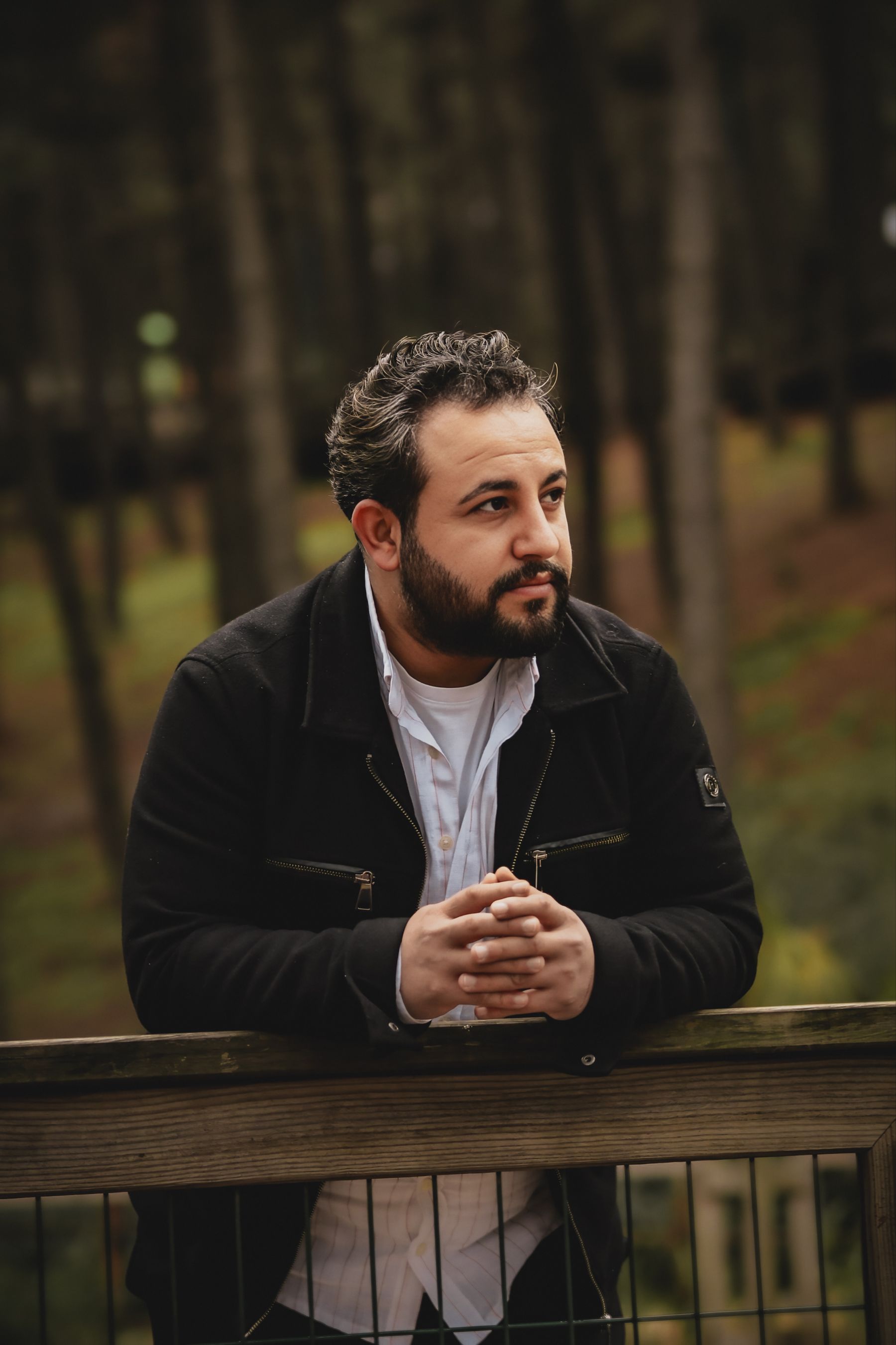 Un hombre en un momento de observación y reflexión en el bosque